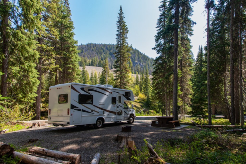 <p>Las autocaravanas representan la libertad de movimiento y la posibilidad de explorar el mundo a tu propio ritmo. Ya sea que estés planeando un viaje de fin de semana o un recorrido de varios meses, una de las preguntas más comunes que surgen es: ¿<strong>A qué velocidad puede ir una autocaravana</strong>? En este artículo de <a href="https://www.negosegur.es/">Negosegur</a>, desglosaremos los diferentes aspectos que influyen en la velocidad de una autocaravana y proporcionaremos recomendaciones sobre cómo conducirla de manera segura y eficiente.</p> <p> </p> <h2>¿A qué velocidad puede ir una autocaravana?</h2> <p>En cuanto a la velocidad, las autocaravanas de menos de 3.500 kg podrán circular, igual que los turismos, a un máximo de 120 km/h en autopistas y autovías y a 90km/h en carreteras convencionales.</p> <h2>Factores que afectan la velocidad</h2> <p>Como acabamos de ver, la pregunta: <strong>a qué velocidad puede ir una autocaravana</strong> está determinada por varios factores, incluyendo:</p> <h3>Peso y tamaño</h3> <p>Las autocaravanas tienden a ser más pesadas y voluminosas que los vehículos convencionales, lo que puede afectar su capacidad para acelerar y mantener altas velocidades.</p> <h3>Motor y potencia</h3> <p>La potencia del motor es un factor crucial en la velocidad máxima que puede alcanzar una autocaravana. Los modelos con motores más potentes tienden a tener una mejor capacidad de aceleración y una velocidad máxima más alta.</p> <h3>Diseño aerodinámico</h3> <p>El diseño aerodinámico de una autocaravana puede influir significativamente en su velocidad máxima. Los modelos con una forma más aerodinámica tienden a experimentar menos resistencia al viento y pueden alcanzar velocidades más altas con mayor facilidad.</p> <h2>Normativas y regulaciones</h2> <p>En la mayoría de los pa&iacut